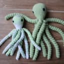 Pointilleuse créatrice de peluches réalisées au crochet avec amour